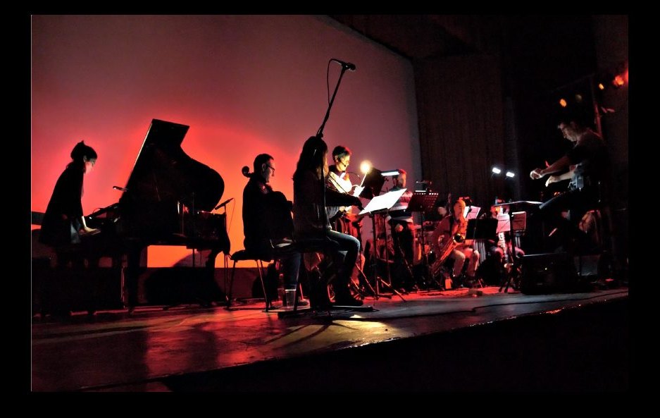 MORPHOSIS Ensemble concert, red light